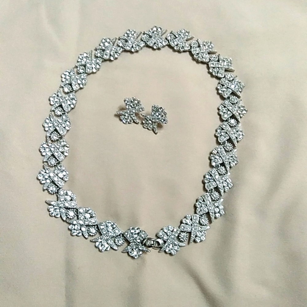 Necklace earring set.